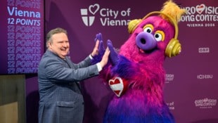 Auch Bürgermeister Michael Ludwig (SPÖ) und das offizielle ESC-Maskottchen „Auri“ sind schon ...