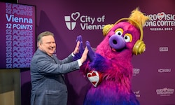 Auch Bürgermeister Michael Ludwig (SPÖ) und das offizielle ESC-Maskottchen „Auri“ sind schon ...
