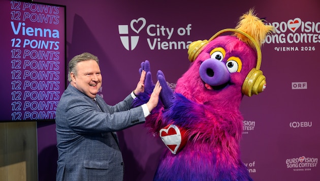 Auch Bürgermeister Michael Ludwig (SPÖ) und das offizielle ESC-Maskottchen „Auri“ sind schon ...