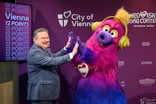 Auch Bürgermeister Michael Ludwig (SPÖ) und das offizielle ESC-Maskottchen „Auri“ sind schon ...