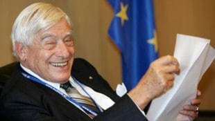 Christian Schwarz-Schilling gehörte von 1982 bis 1992 zum Kabinett des deutschen Bundeskanzlers ...