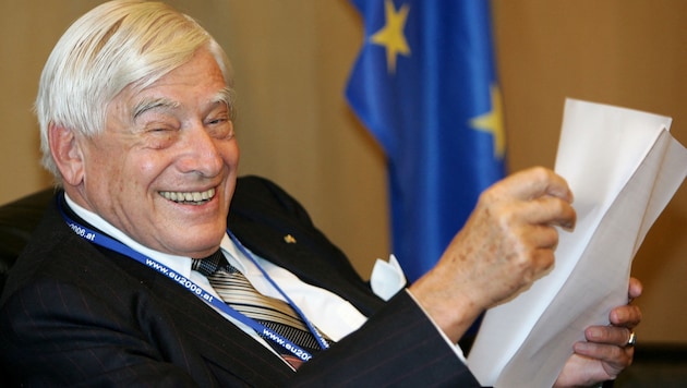 Christian Schwarz-Schilling gehörte von 1982 bis 1992 zum Kabinett des deutschen Bundeskanzlers ...