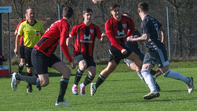 Kampfszenen im Innviertler Derby zwischen Sigharting und Taufkirchen.