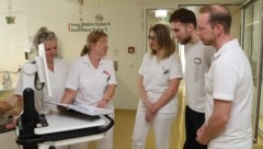 Stationsleiterin Petra Rebol und Pensionistin Susanne Berger mit neuen Mitarbeitern im ...