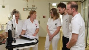 Stationsleiterin Petra Rebol und Pensionistin Susanne Berger mit neuen Mitarbeitern im ...