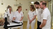 Stationsleiterin Petra Rebol und Pensionistin Susanne Berger mit neuen Mitarbeitern im ...