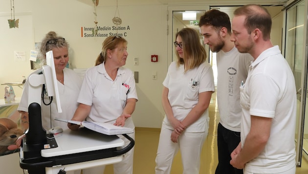 Stationsleiterin Petra Rebol und Pensionistin Susanne Berger mit neuen Mitarbeitern im ...