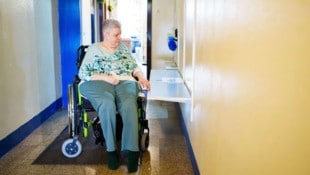 Susanne Piscaty ist schwer gehbehindert, sitzt im Rollstuhl. Die Ablageflächen sind für sie ...