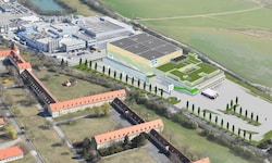 Das neue NÖM-Versandlager fügt sich mit seiner Fassade perfekt in die Landschaft.