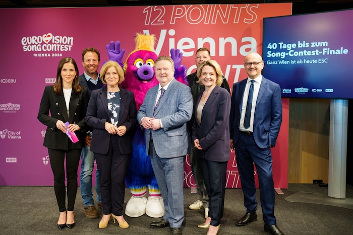 Im Bild von links nach rechts: Moderatorin Alexandra Maritza-Wachter, ESC-Executive-Producer ...