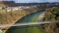Die Rohrbrücke über die Traun musste 2019 wegen Statikmängeln gesperrt werden. Seither müssen ...