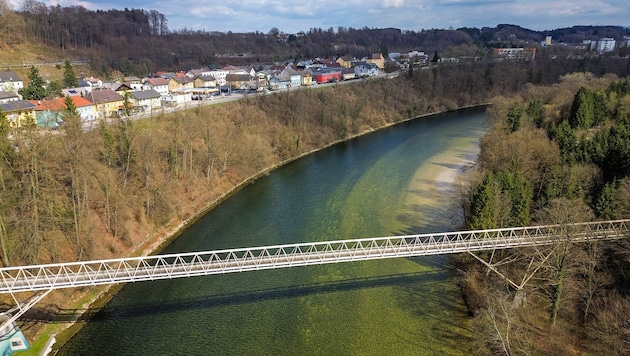 Die Rohrbrücke über die Traun musste 2019 wegen Statikmängeln gesperrt werden. Seither müssen ...