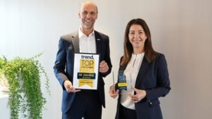 Isolde Stieg und Franz Mair freuen sich über das Siegel.