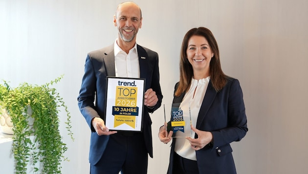 Isolde Stieg und Franz Mair freuen sich über das Siegel.