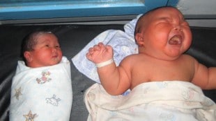 In Indonesien steht derzeit eine Bande vor Gericht, weil sie mit Säuglingen gehandelt haben soll ...