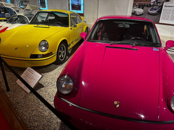 Neben sportlichen Modellen sind auch bunte Oldtimer zu finden