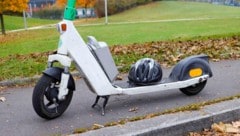 Schwere Verletzungen zog sich eine 16-Jährige beim Unfall mit einem E-Scooter ohne Helm zu ...