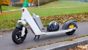 Schwere Verletzungen zog sich eine 16-Jährige beim Unfall mit einem E-Scooter ohne Helm zu ...