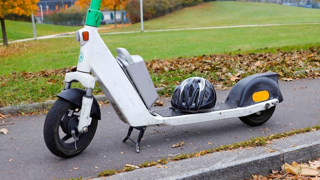 Schwere Verletzungen zog sich eine 16-Jährige beim Unfall mit einem E-Scooter ohne Helm zu ...