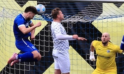 Kirchbergs Kapitän Nebojsa Vukovic (links) behielt beim Führungstreffer den Durchblick. 
