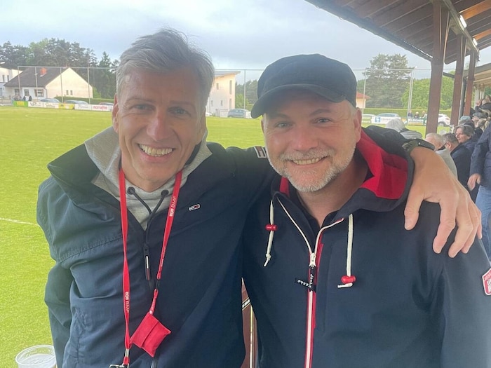 Thomas Stipsits (re.) schaute zuletz in seiner Heimat am Sportplatz vorbei.