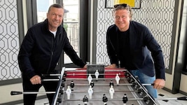 Matthäus mit „Krone“-Sportchef Peter Moizi beim Tischfußball im Madrider „CR7“-Hotel von ...