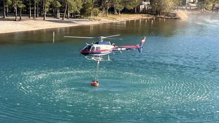 Die Polizei-Hubschrauber „bedienten“ sich im Faaker See.