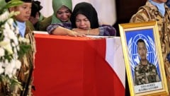 Angehörige trauern um einen der getöteten indonesischen UNO-Soldaten.