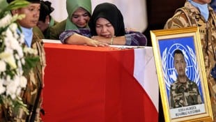 Angehörige trauern um einen der getöteten indonesischen UNO-Soldaten.