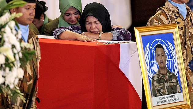 Angehörige trauern um einen der getöteten indonesischen UNO-Soldaten.