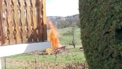 Meterhohe Flammen schlugen empor. Das Feuer fiel erst spät auf.