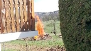Meterhohe Flammen schlugen empor. Das Feuer fiel erst spät auf.