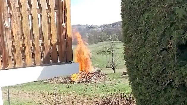 Meterhohe Flammen schlugen empor. Das Feuer fiel erst spät auf.