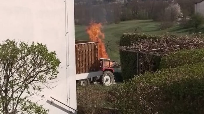 Der große Holzhaufen brannte nahe dem Nachbargrundstück lichterloh.