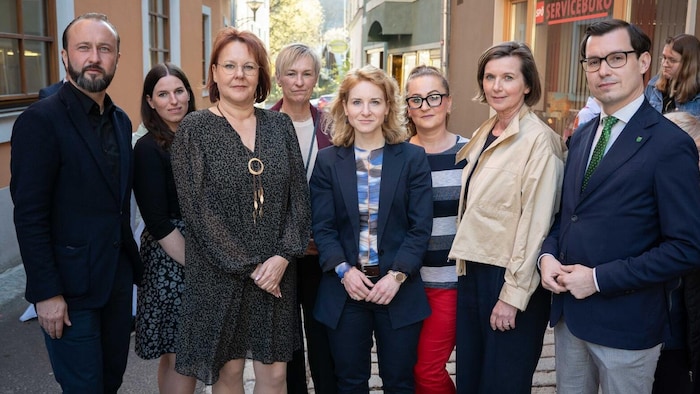 Mitarbeiterinnen, Betriebsräte und SPÖ-Politiker bei Ministerin Holzleitner.