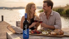 Der Farbwechsel der Flasche zeigt die ideale Kühltemperatur für den Trinkgenuss an.