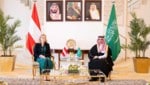 Außenministerin Meinl-Reisinger mit ihrem saudischen Amtskollegen, Faisal bin Farhan Al Saud am ...