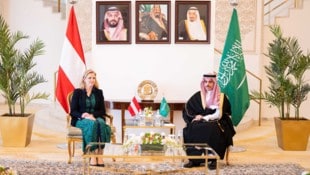 Außenministerin Meinl-Reisinger mit ihrem saudischen Amtskollegen, Faisal bin Farhan Al Saud am ...