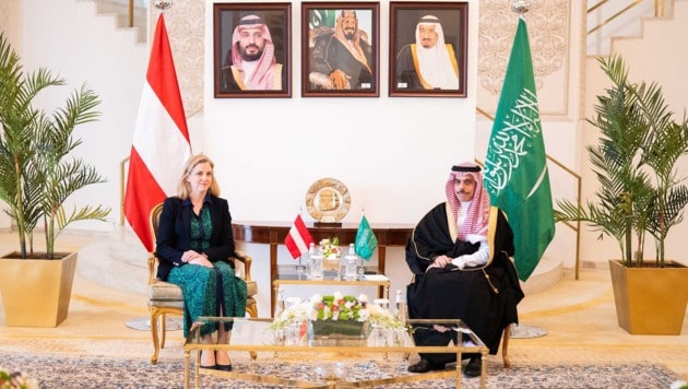 Außenministerin Meinl-Reisinger mit ihrem saudischen Amtskollegen, Faisal bin Farhan Al Saud am ...