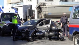 Der 57-jährige Motorradfahrer wurde schwer verletzt. Der 77-jährige Pkw-Lenker kam mit dem ...