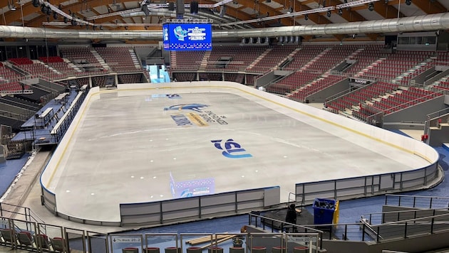 In der Salzburgarena gibt es jetzt eine große Eisfläche.