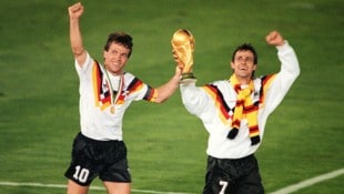 Pierre Littbarski (r.) mit Lothar Matthäus nach dem gewonnenen WM-Finale 1990