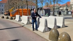 Solche Terror-Maurern sicherten bisher den Neuen Platz ab, nun kommen teure Betonbänke.