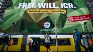 Ein Plakat in Berlin wirbt mit der Freiwilligkeit des Wehrdiensts. Deutschland kann den nur im ...
