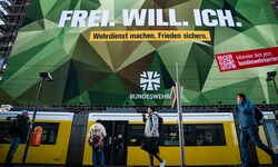 Ein Plakat in Berlin wirbt mit der Freiwilligkeit des Wehrdiensts. Deutschland kann den nur im ...