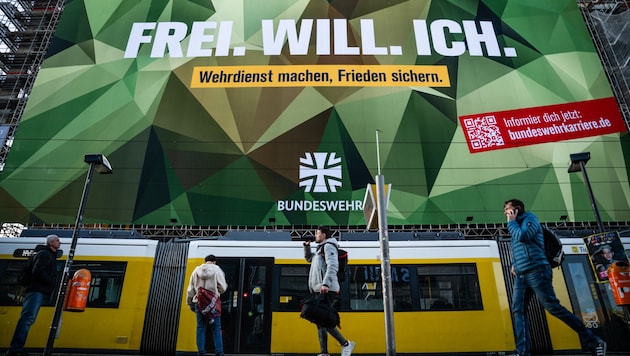 Ein Plakat in Berlin wirbt mit der Freiwilligkeit des Wehrdiensts. Deutschland kann den nur im ...