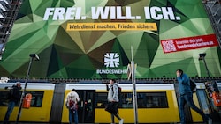 Ein Plakat in Berlin wirbt mit der Freiwilligkeit des Wehrdiensts. Deutschland kann den nur im ...
