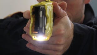 Die Beamten setzten gegenüber dem Mann einen Taser ein.