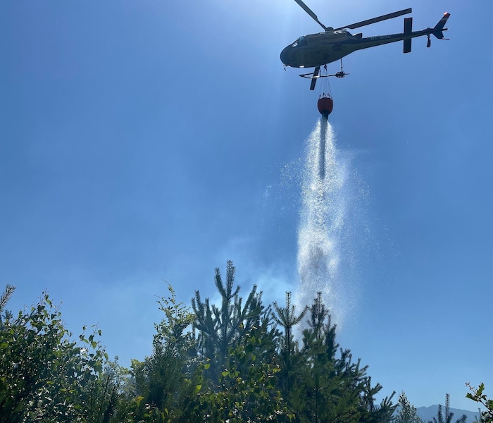 Ein Polizeihubschrauber ist am Mittwoch noch im Einsatz.