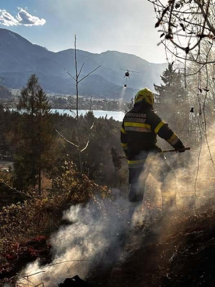 Die Einsatzkräfte am Mittwoch bei den Nachlöscharbeiten.